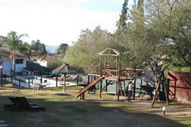 Vista de parque con juegos y piscina