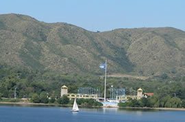 Vista de la Plaza Federal desde el lago